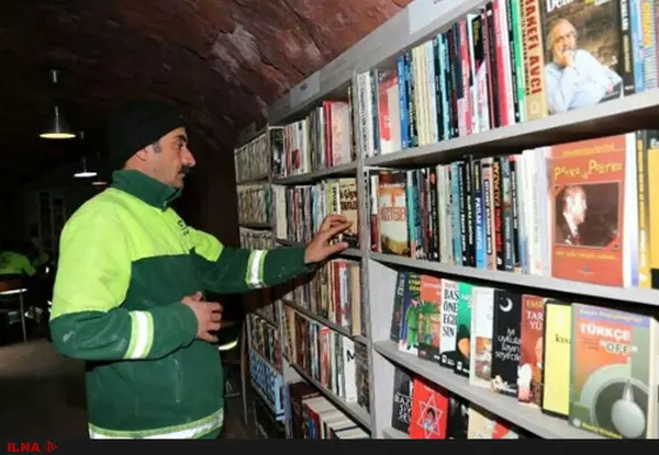 کارگران زباله‌گرد آنکارا از کتاب‌های دور ریخته شده، کتابخانه ساختند