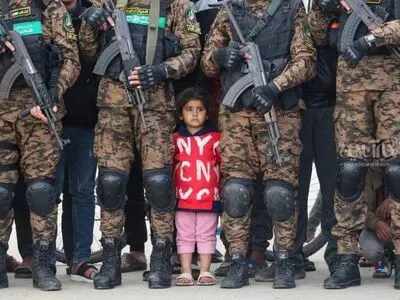 دختری که با انتشار یک تصویر خاص در جهان به شهرت رسید!