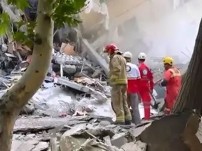 حضور تیم‌هاى عملیاتی و سگ‌های زنده‌یاب هلال احمر براى جست‌وجوی مفقودان احتمالی در آوار شهرک شهید چمران تهران + فیلم