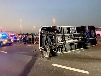 ۶مجروح در واژگونی مینی‌بوس حامل کارگران