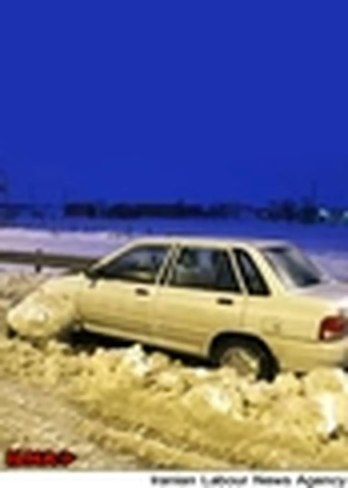 تردد در گردنه‌های برفگیر کرمان فقط با زنجیر چرخ امکانپذیر است