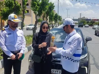 رانندگان قانون‌مدار در بلوار رحمت شیراز تجلیل شدند