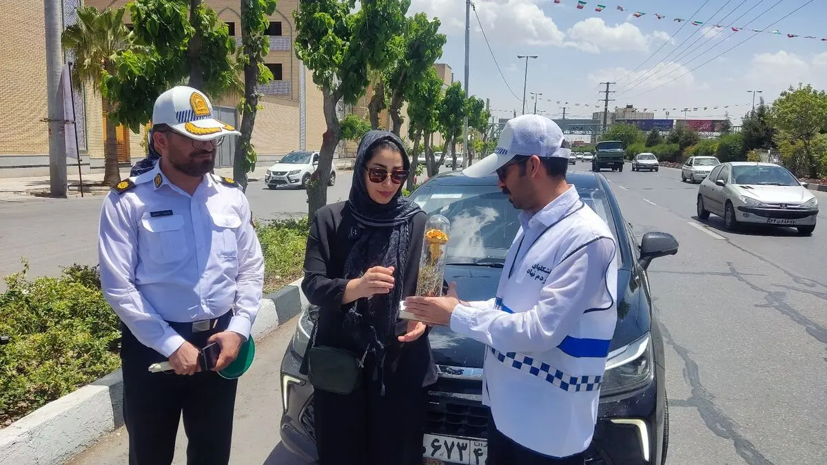 رانندگان قانون‌مدار در بلوار رحمت شیراز تجلیل شدند