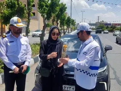 رانندگان قانون‌مدار در بلوار رحمت شیراز تجلیل شدند