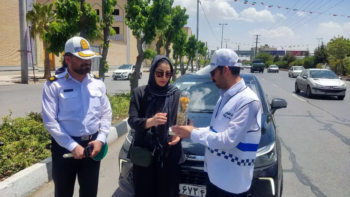 رانندگان قانون‌مدار در بلوار رحمت شیراز تجلیل شدند