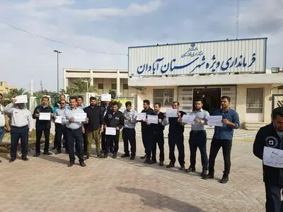 تجمع دوباره آتش‌نشانان آبادانی مقابل ساختمان فرمانداری 