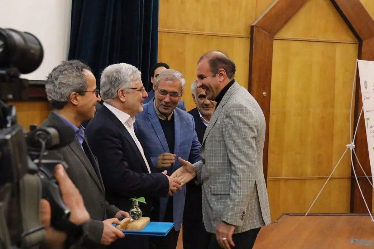 تجلیل از مدیر عامل ایرانول درهمایش تجلیل ازمدیران موفق اقتصاد مقاومتی