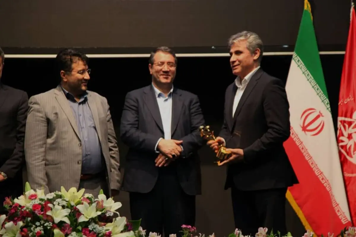 تندیس طلایی رعایت حقوق مصرف‌کنندگان به بیمه البرز اعطا شد