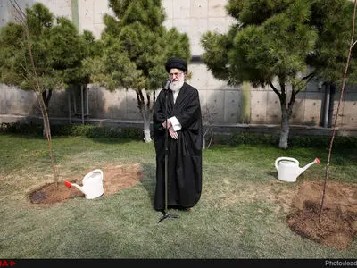 قائد الثورة یؤکد ضرورة حفظ الغابات والموارد الطبیعیة من ید المستغلین 