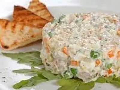 طرز تهیه سالاد الویه و ۷ راه‌ خوشمزه‌تر شدن آن