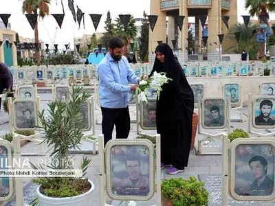 سال جدید یاد شهدا هم باشیم