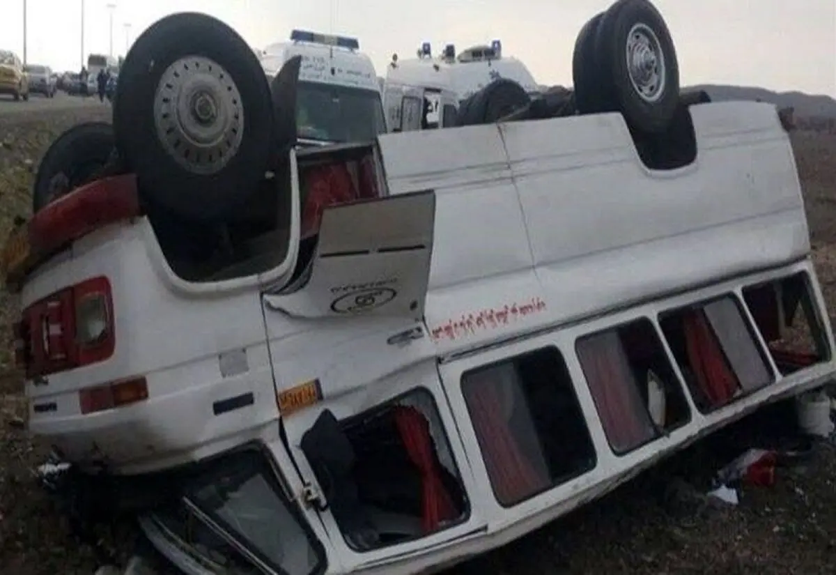 حادثه واژگونی مینی بوس حامل کارگران در کرمانشاه/15 نفر مصدوم شدند