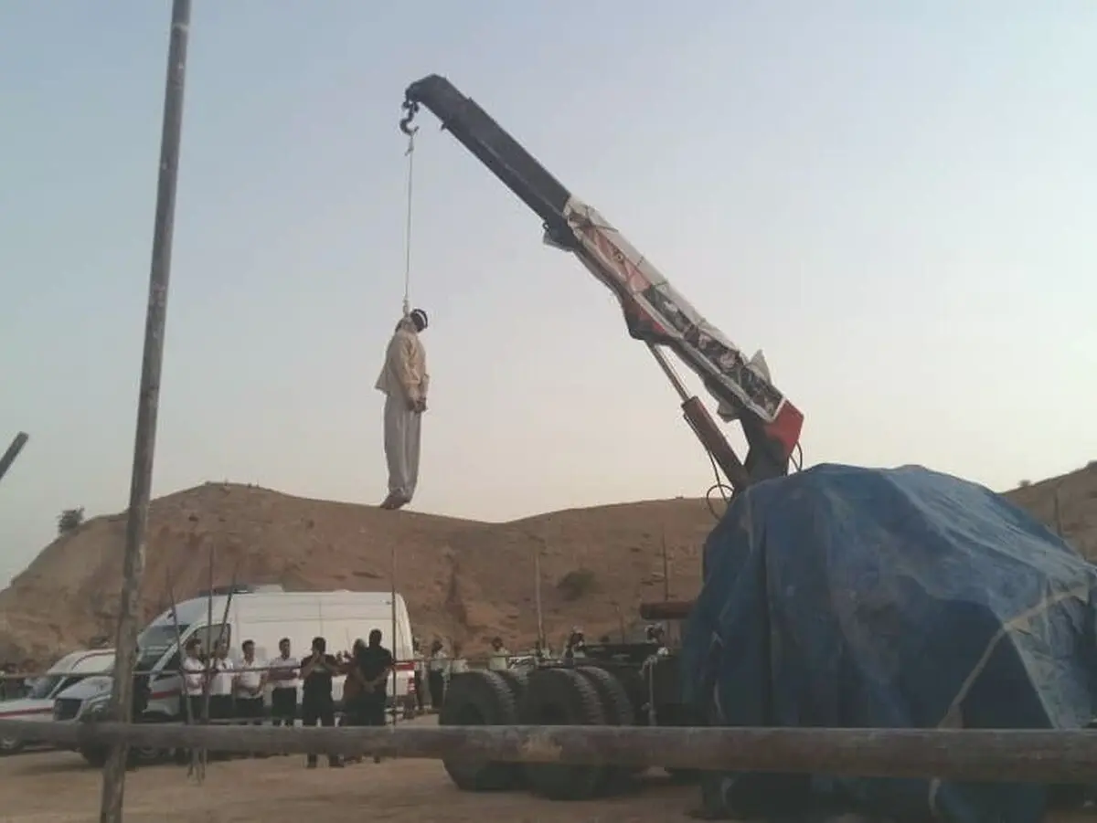حکم قصاص قاتل امام جمعه شهرستان کازرون در ملاء عام اجرا شد