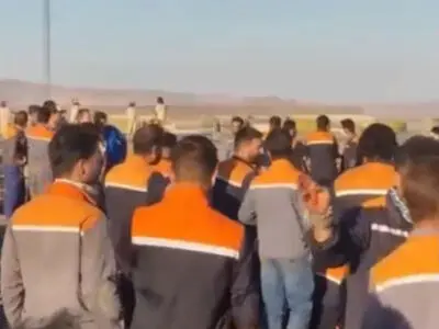 ادامه تجمع کارگران معدن چادرملو/ کارگران خواهان افزایش دستمزد هستند