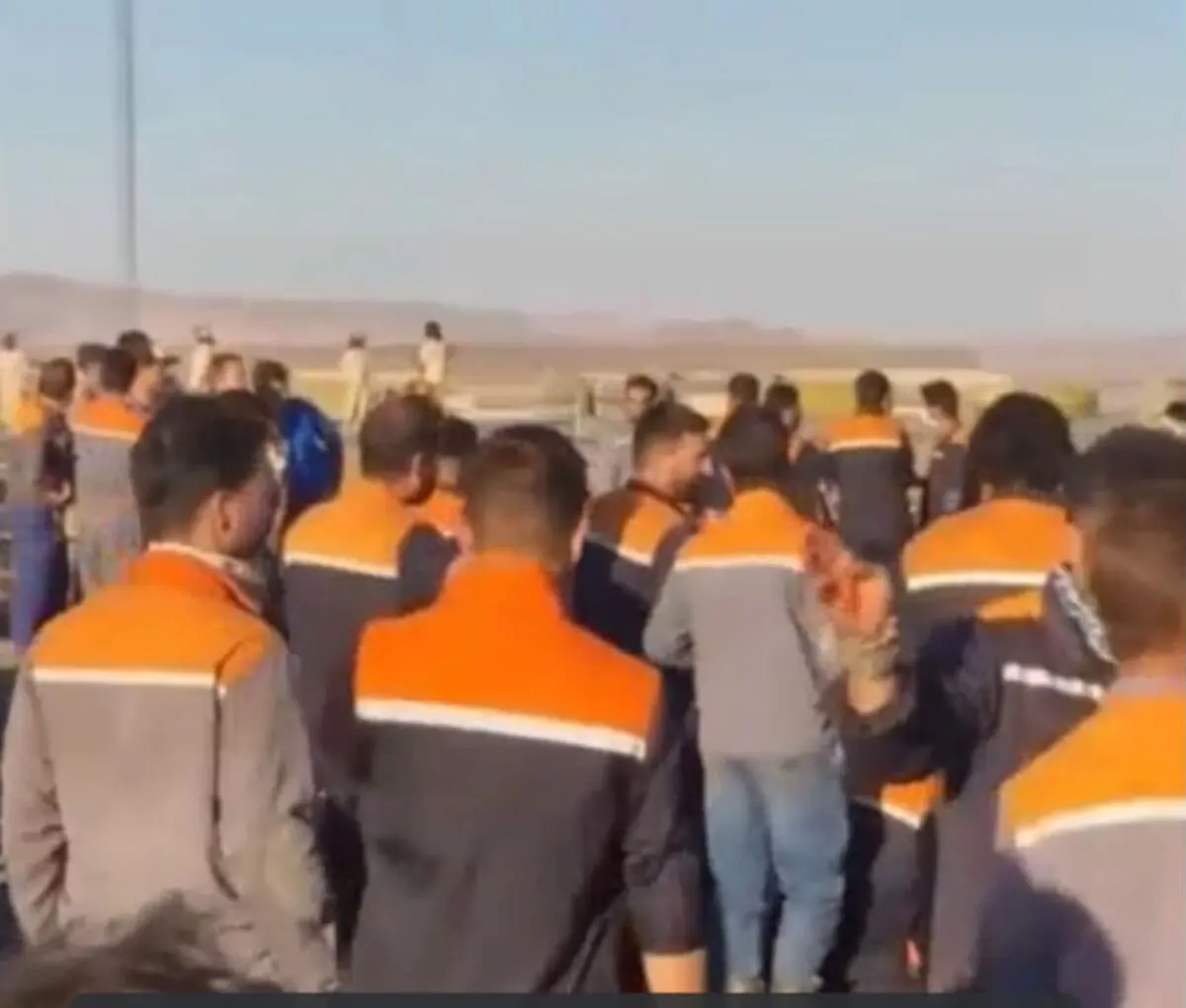ادامه تجمع کارگران معدن چادرملو/ کارگران خواهان افزایش دستمزد هستند