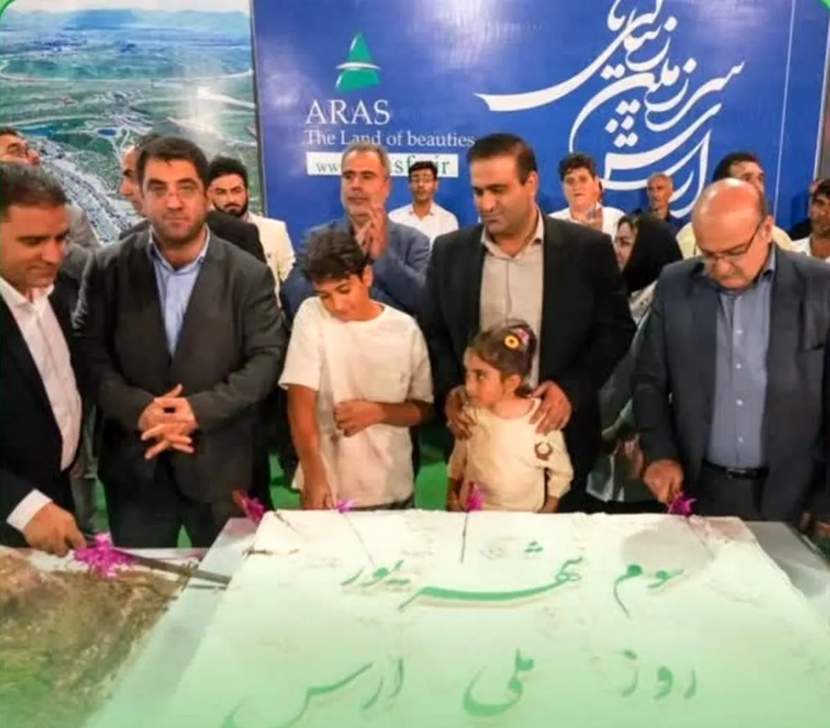 رونمایی از بزرگترین کیک استان آذربایجان شرقی در جشن ملی ارس