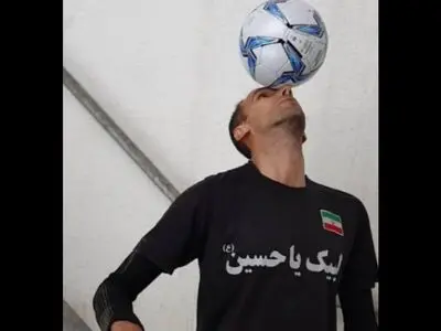 فوتبالیستی که پله‌های برج میلاد را با توپ روی سر طی کرد