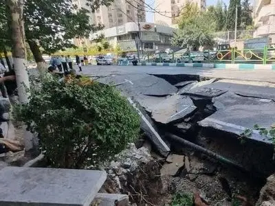 هشدار نسبت به فروریزش بخشی از خیابان‌ها؛ امکان سقوط خودروها وجود دارد

