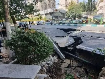 هشدار نسبت به فروریزش بخشی از خیابان‌ها؛ امکان سقوط خودروها وجود دارد

