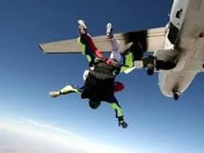 لحظه گیر کردن چتر اضطراری چترباز استرالیایی به دُم هواپیما + فیلم