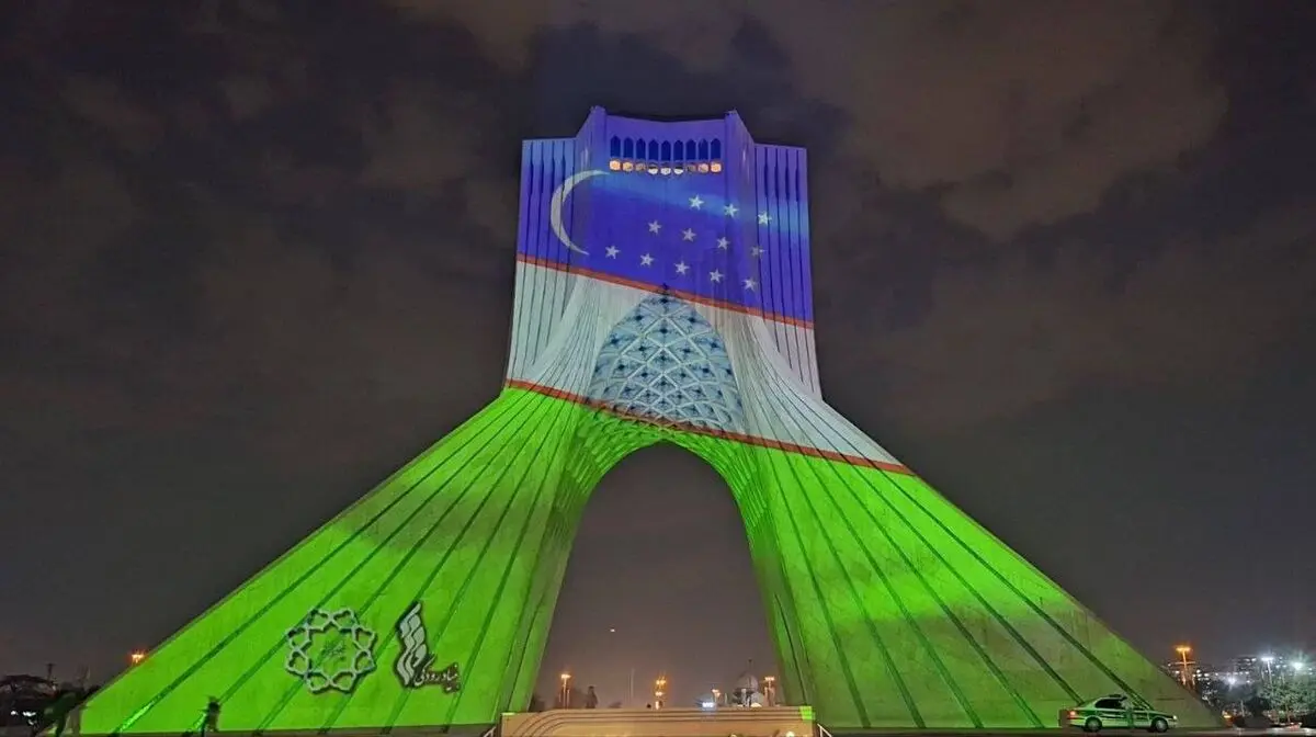 برج آزادی به رنگ پرچم ازبکستان شد