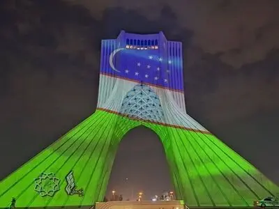برج آزادی به رنگ پرچم ازبکستان شد
