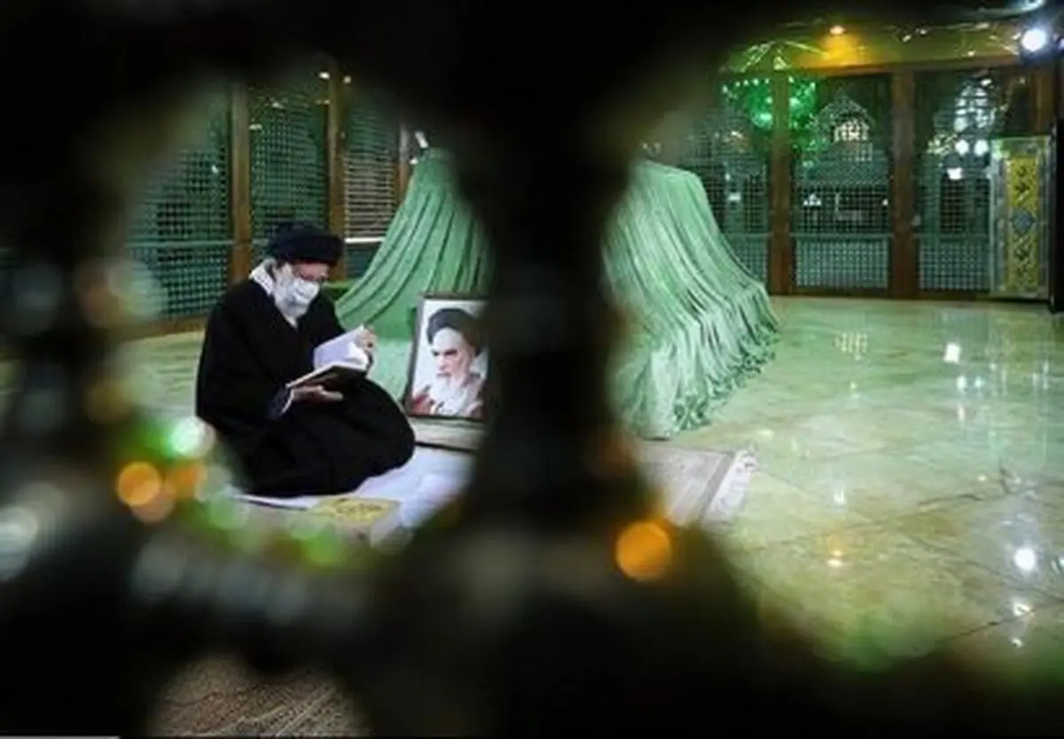 Leader pays tribute to Imam Khomeini