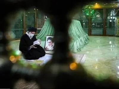 Leader pays tribute to Imam Khomeini