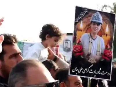 شهید صنعت روی دستان مردم ماهشهر بدرقه شد