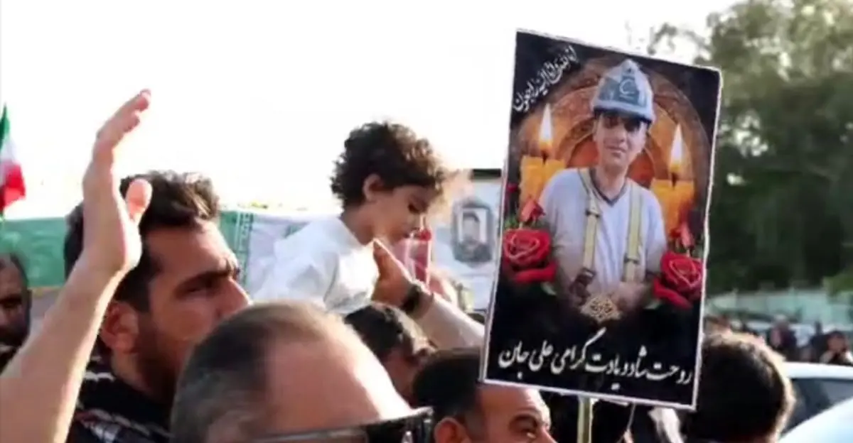 شهید صنعت روی دستان مردم ماهشهر بدرقه شد