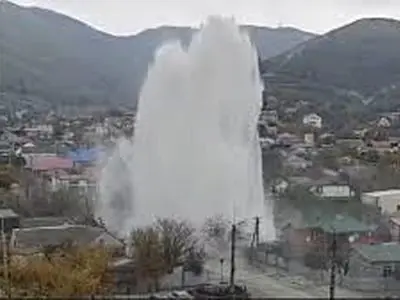 ترکیدگی لوله باعث ایجاد فواره بزرگی در نووروسیسک روسیه شد +فیلم