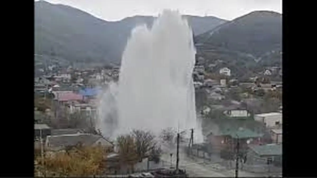 ترکیدگی لوله باعث ایجاد فواره بزرگی در نووروسیسک روسیه شد +فیلم