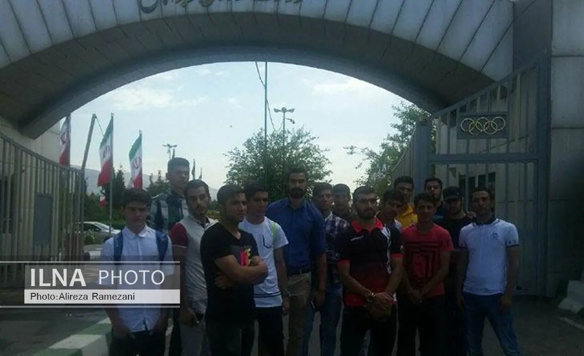 تجمع بازیکنان تیم ب پرسپولیس مقابل وزارت ورزش