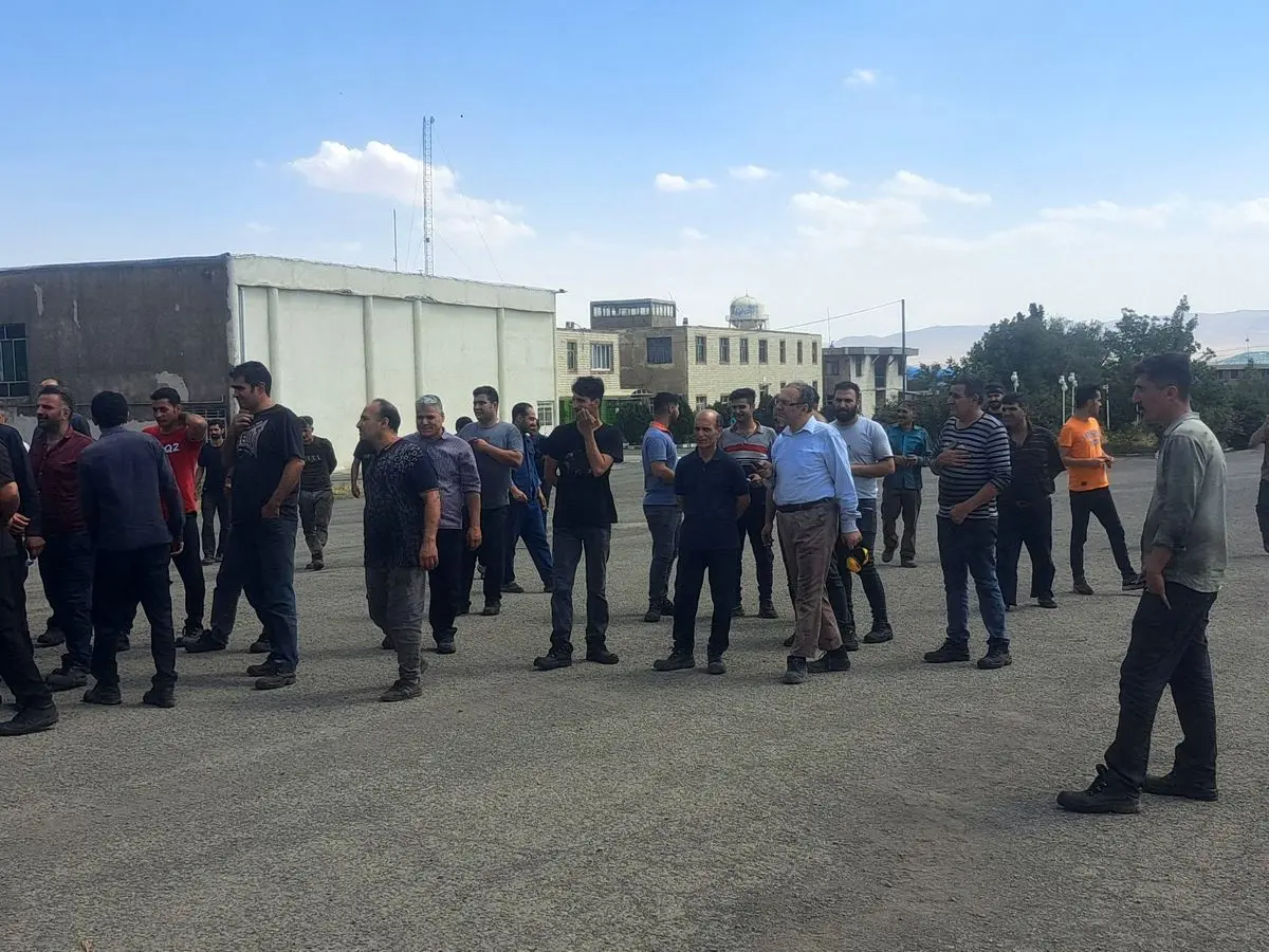 اعتراض کارگران کارخانه «فولاد سیادن ابهر» به تاخیر در پرداخت حقوق/ مشکلات پابرجاست