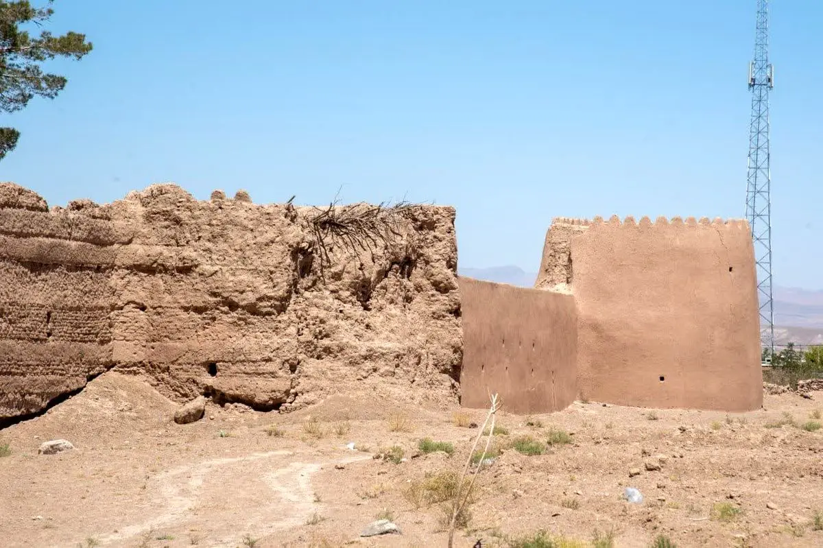 دیوارهای قلعه تاریخی "مود" شهرستان سربیشه در حال فرو ریختن است/بی توجهی مسئولان به بنای یادگاری دوره زندیه و قاجار