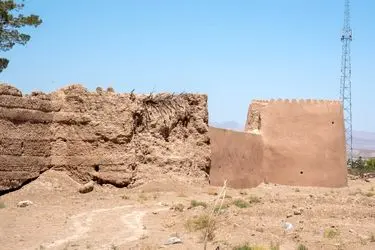 دیوارهای قلعه تاریخی "مود" شهرستان سربیشه در حال فرو ریختن است/بی توجهی مسئولان به بنای یادگاری دوره زندیه و قاجار