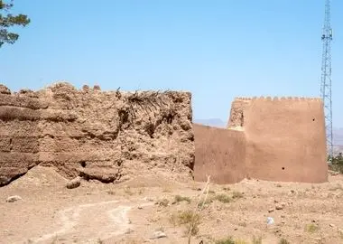 دیوارهای قلعه تاریخی "مود" شهرستان سربیشه در حال فرو ریختن است/بی توجهی مسئولان به بنای یادگاری دوره زندیه و قاجار
