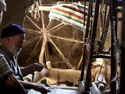 کارگران بافنده افغان بیکار هستند/دولت برق مورد نیاز کارگاه‌ها را تامین نمی‌کند