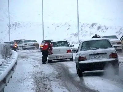 لغزندگی سطح جاده‌های استان زنجان در پی بارش ناگهانی برف / همراه داشتن زنجیرچرخ برای تردد در جاده‎‌ها الزامی است