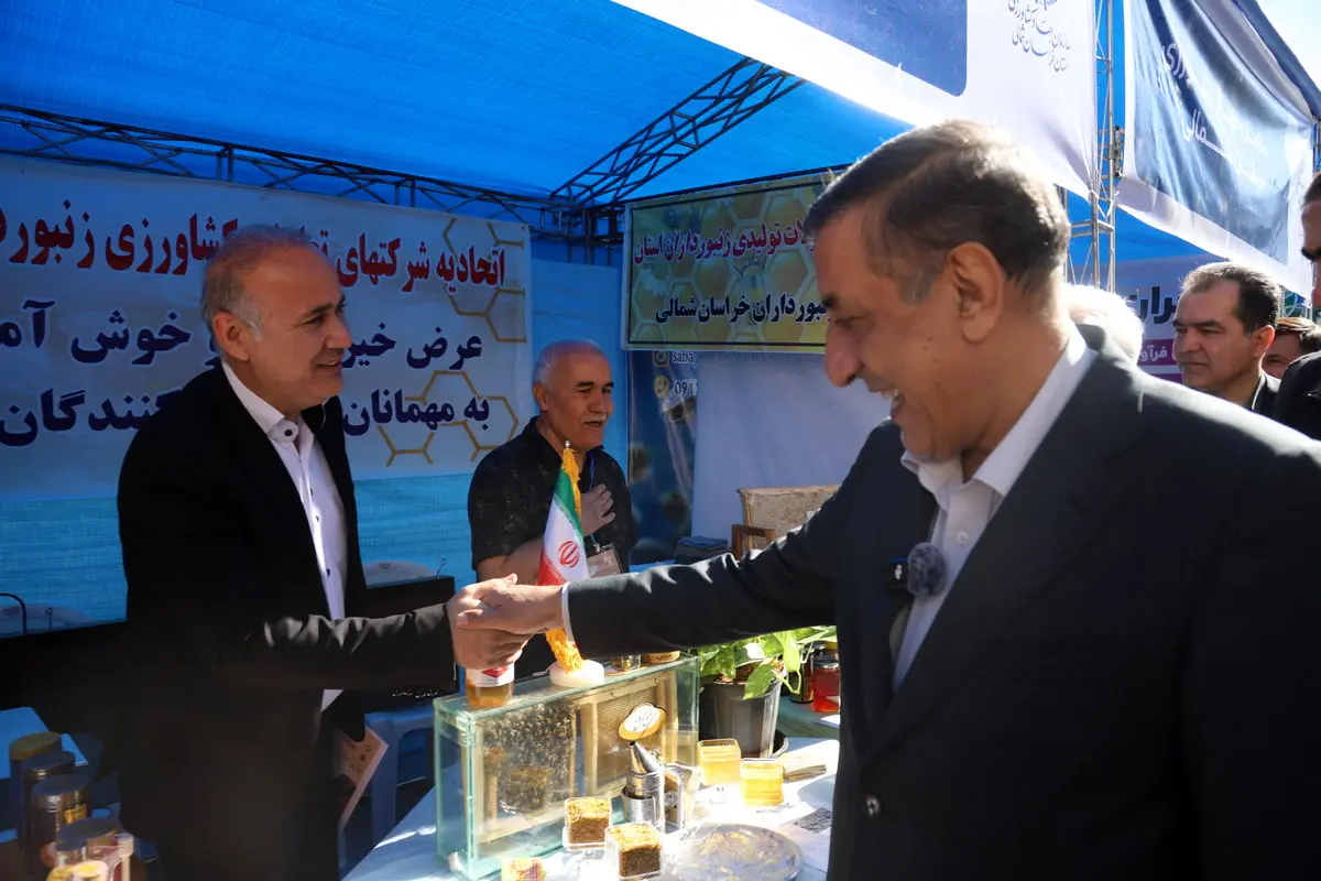 بازدید قائم‌پناه از نمایشگاه فرصت‌های سرمایه‌گذاری استان خراسان شمالی