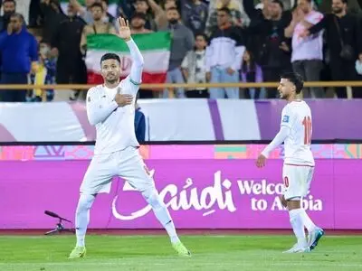 همبازیان محبی علیه او در ورزشگاه ولگوگراد