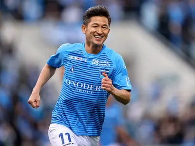 افسانه فوتبال ژاپن در ۵۸ سالگی به بازی ادامه می‌دهد!