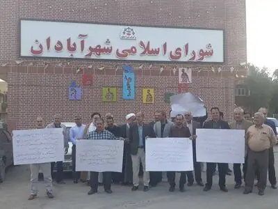 تجمع اعتراضی تعدادی از شهروندان آبادانی مقابل ساختمان شهرداری و شورای شهر