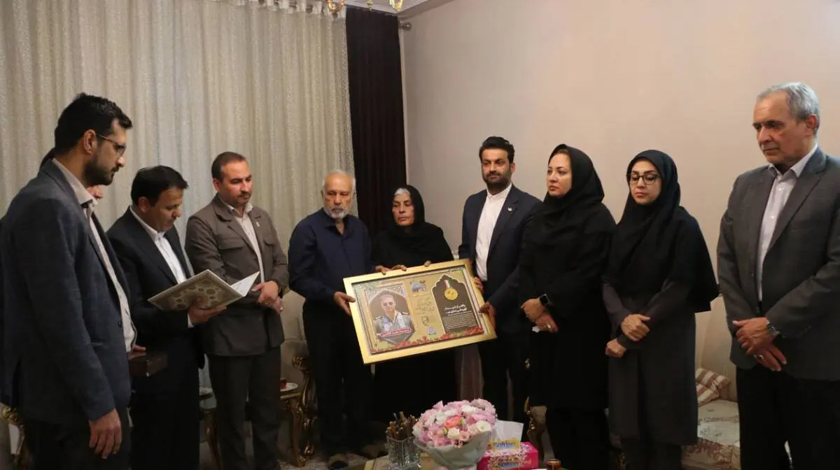 تجلیل مدیرکل فرهنگ فارس از خانواده شهید خلبان مجید کاظمی