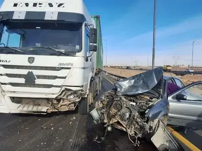 برخورد دو تریلی با خودروی سواری یک مصدوم برجا گذاشت