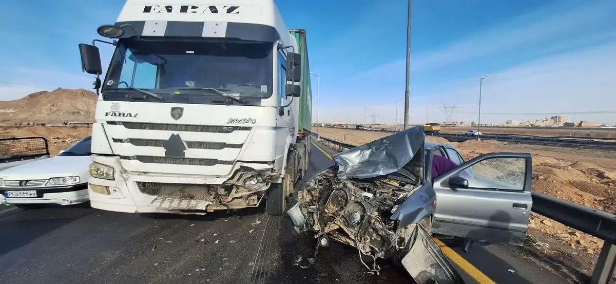 برخورد دو تریلی با خودروی سواری یک مصدوم برجا گذاشت