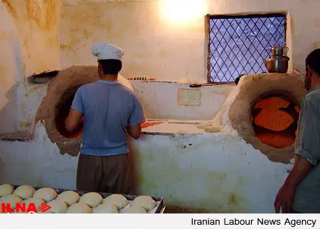 دستمزد کارگران خباز در مشهد، کردستان و اصفهان چگونه محاسبه می‌شود؟ / ده ساعت کارِ روزانه پای تنور برای حقوقی کمتر از پایه مزد