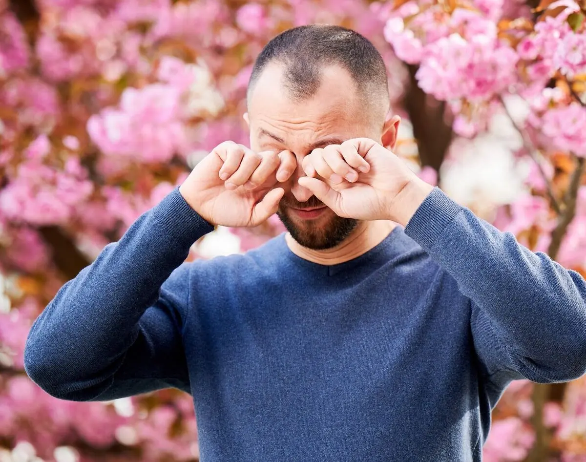 خستگی، عطسه و خارش چشم؛ این علائم چرا در بهار سراغ‌مان می‌آیند؟