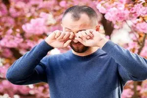 خستگی، عطسه و خارش چشم؛ این علائم چرا در بهار سراغ‌مان می‌آیند؟