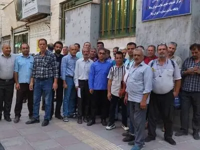تجمع رانندگان بخش خصوصی شرکت واحد/ به جای آنکه مالک ماشین شویم، دستفروش شده‌ایم! 